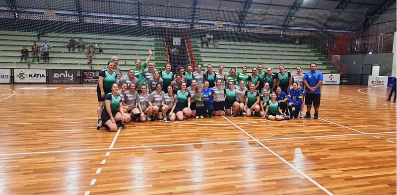 Handebol feminino de Pinhalzinho empata em amistoso com grandes emoções