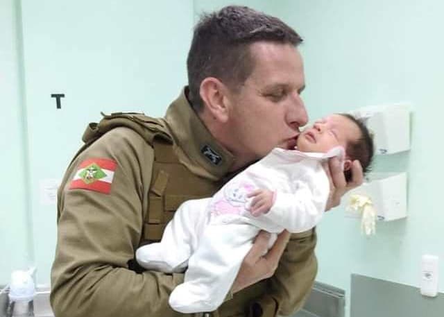 Soldado Seleri disse que só pensou em salvar a bebê (Foto: Polícia Militar)