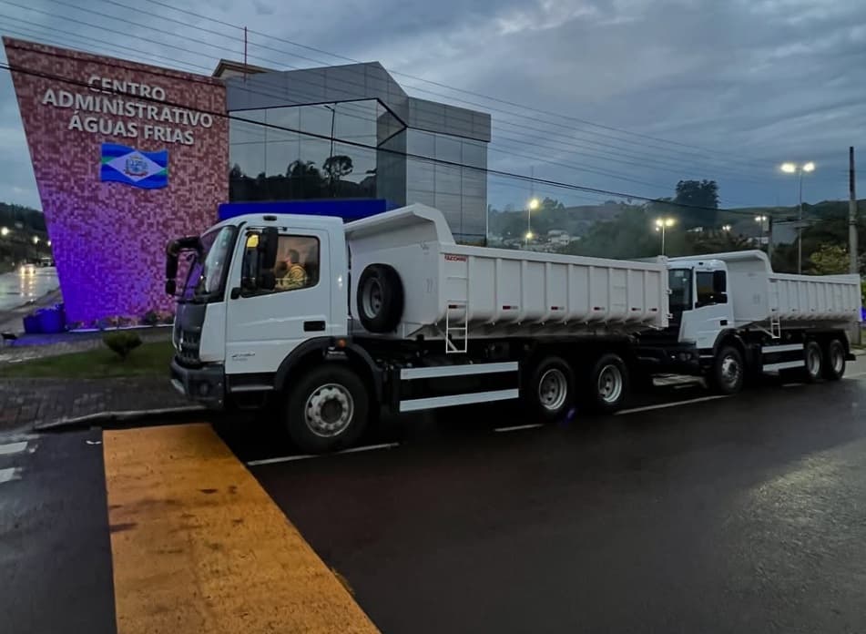 Águas Frias recebe dois caminhões caçamba