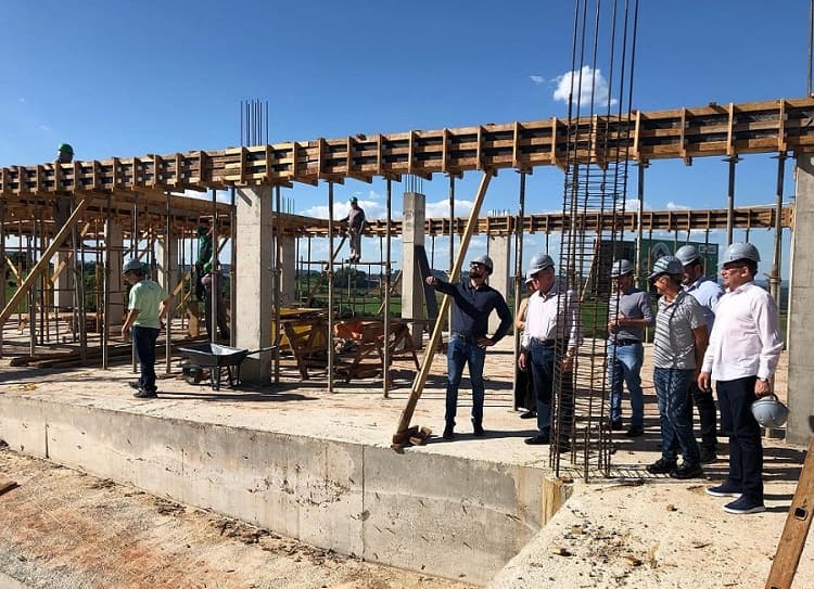Autoridades verificaram andamento de obras em laboratório do leite (Foto: Divulgação)