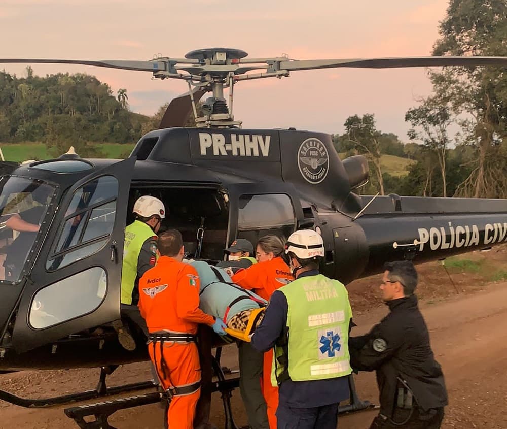 Equipe médica realizando o transporte até aeronave (Foto: Divulgação)