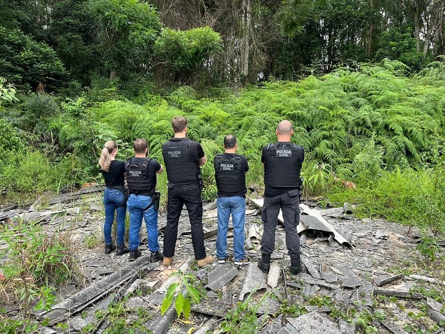 Policiais encontraram o corpo (Foto: Divulgação/Polícia Civil)