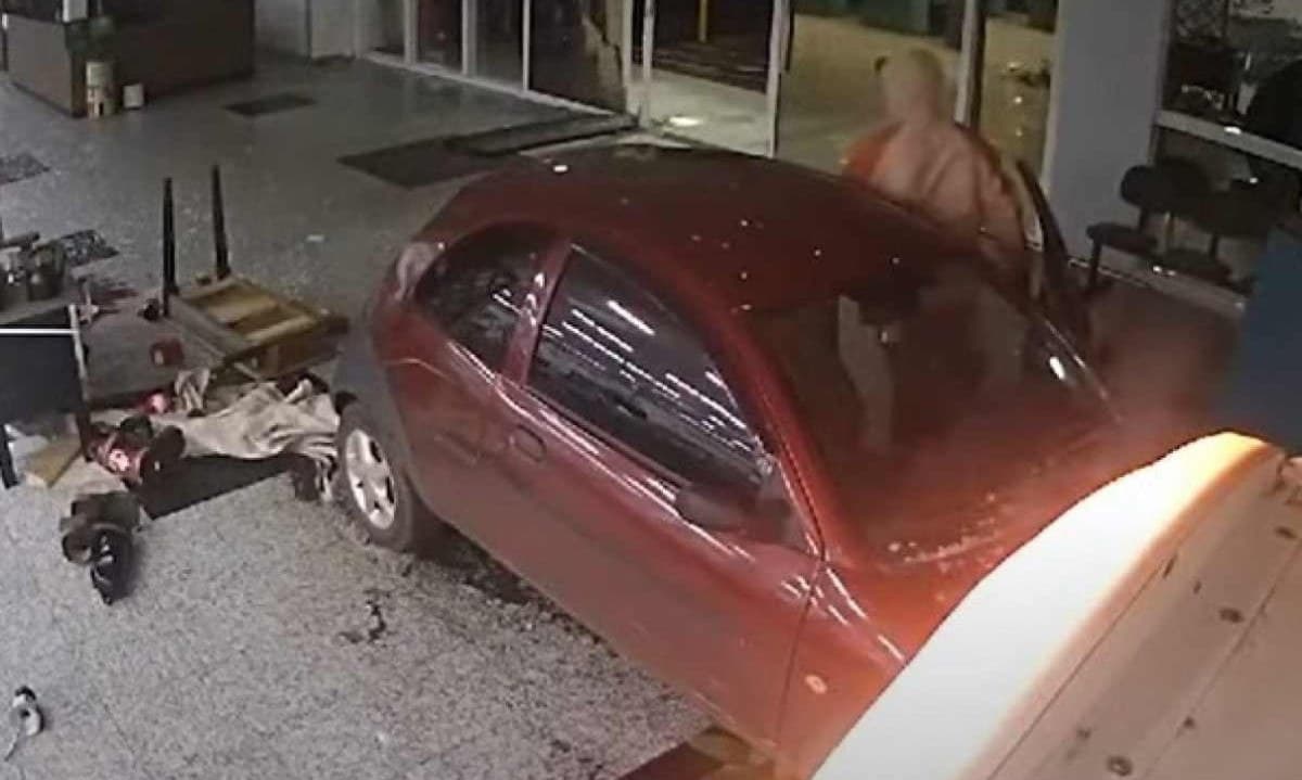 Carro dentro do supermercado assustou população (Foto: Divulgação)