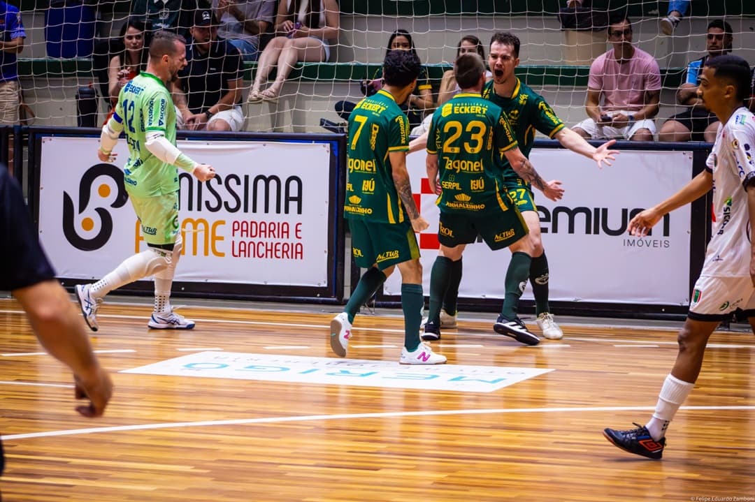 Pinhalense Futsal Zagonel joga por empate para chegar à final da Copa SC (Foto: Felipe Eduardo Zamboni)