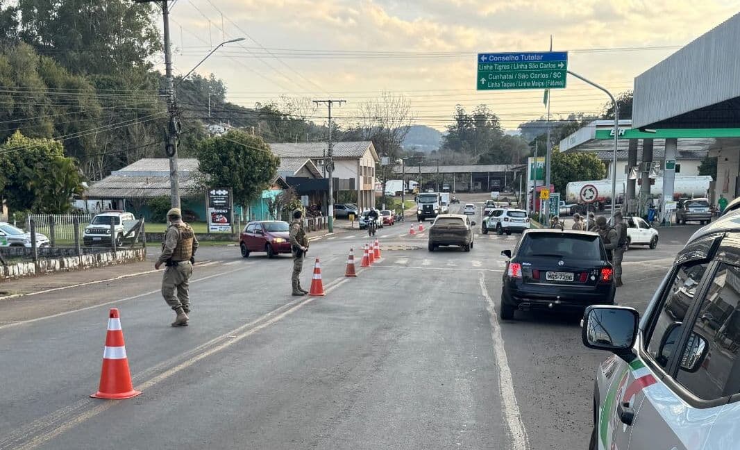 Barreira policial abordou condutores (Foto: Divulgação)