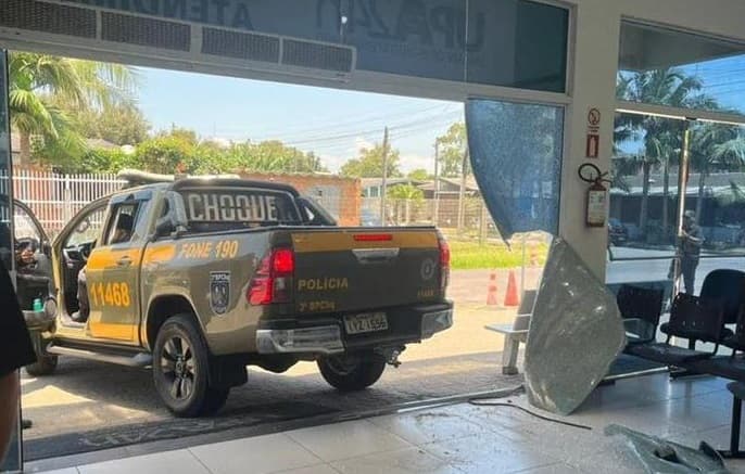 Veículo entrou de ré no posto de saúde (Foto: Divulgação)