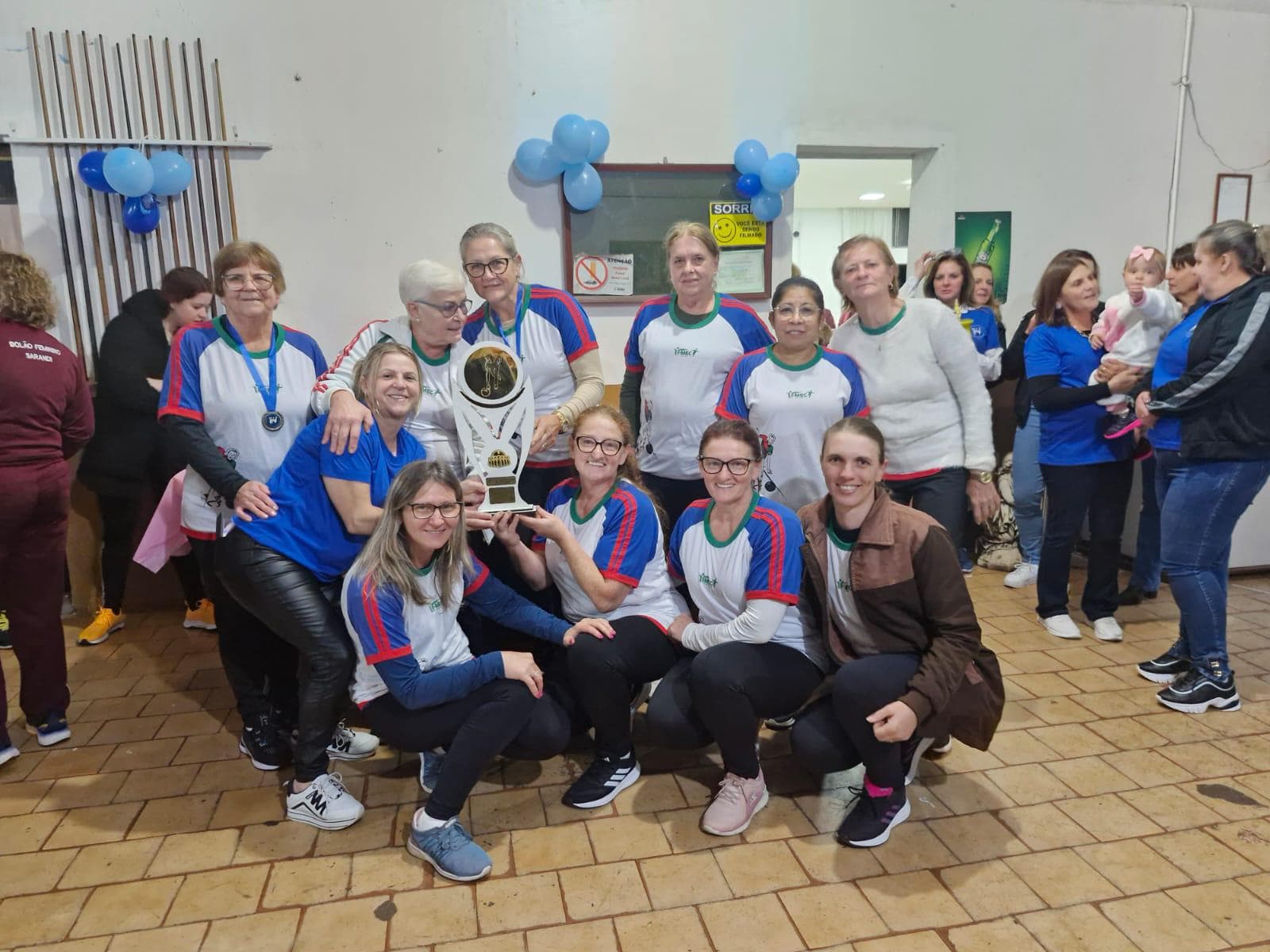 Equipe feminina de Pinhalzinho voltou para casa com o título (Foto: Divulgação)