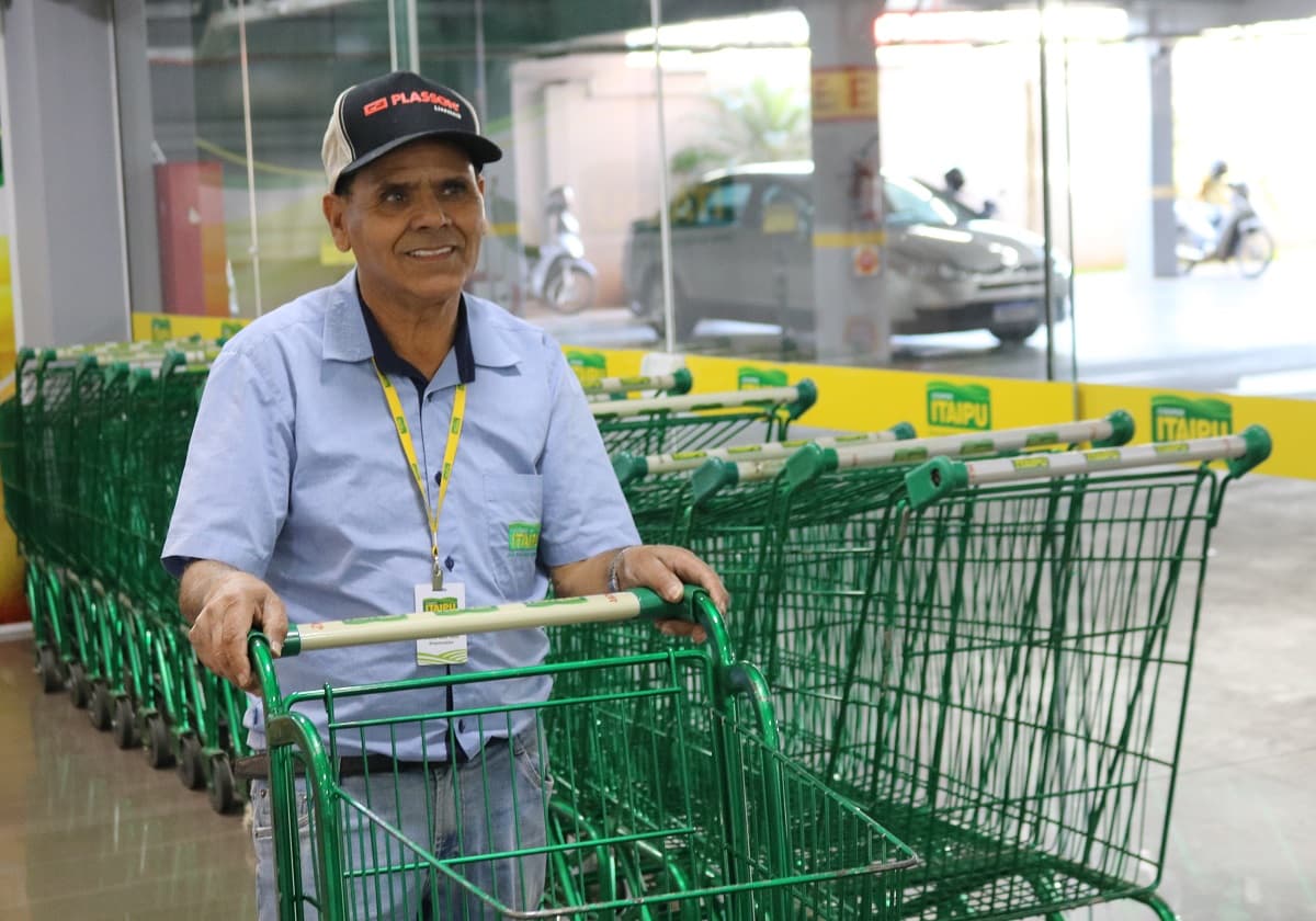 Mesmo aos 69 anos, "Celsinho dos fogões" tem dois empregos