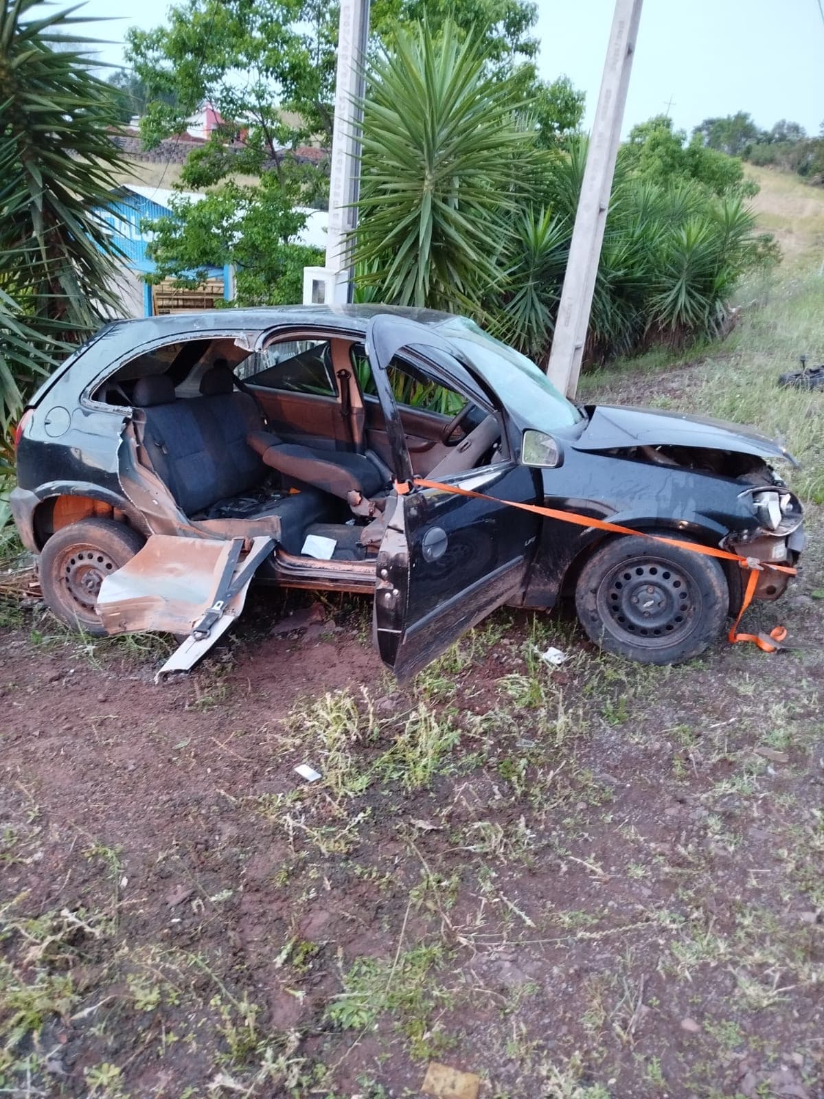 Carro onde vítima estava (Foto: Corpo de Bombeiros )