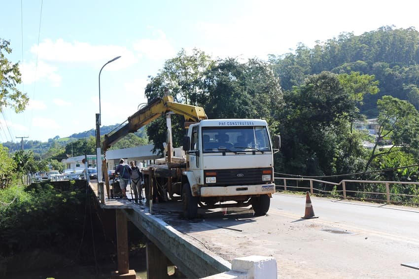 Obras da ponte sobre o rio Saudades (Foto: Jaine Kasper)