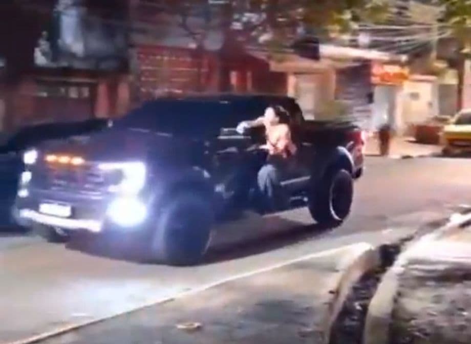 Mulher se segurou na porta de carro (Foto: Divulgação)