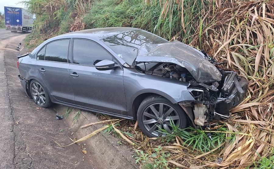 Carro ficou com o motor a mostra (Foto: Corpo de Bombeiros)