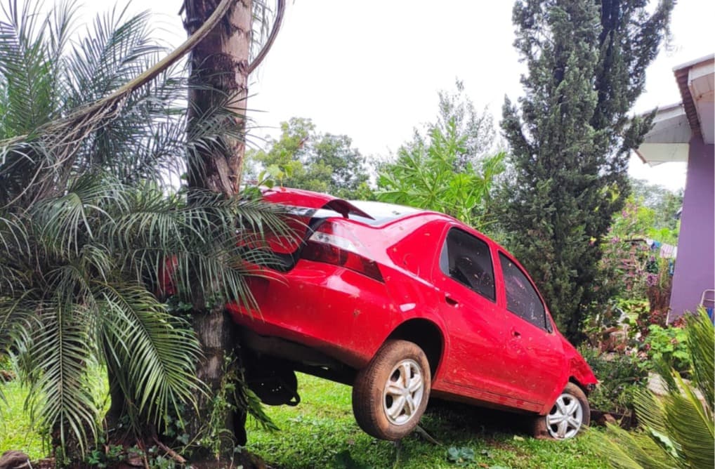 Carro para em quintal de residência após motorista perder o controle da direção
