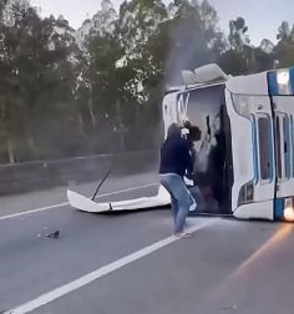 Homem arrisca a própria vida para socorrer caminhoneiro