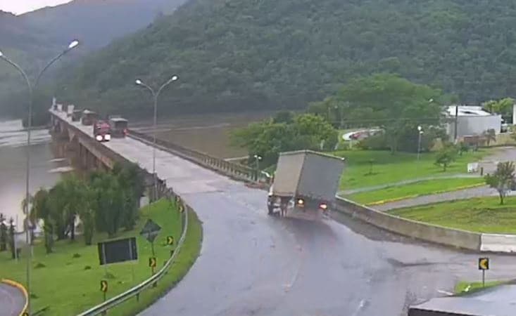 Veículo quase capotou (Foto: Divulgação)