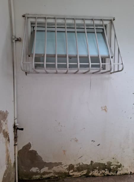 Suspeito precisou escalar a parede (Foto por PM)
