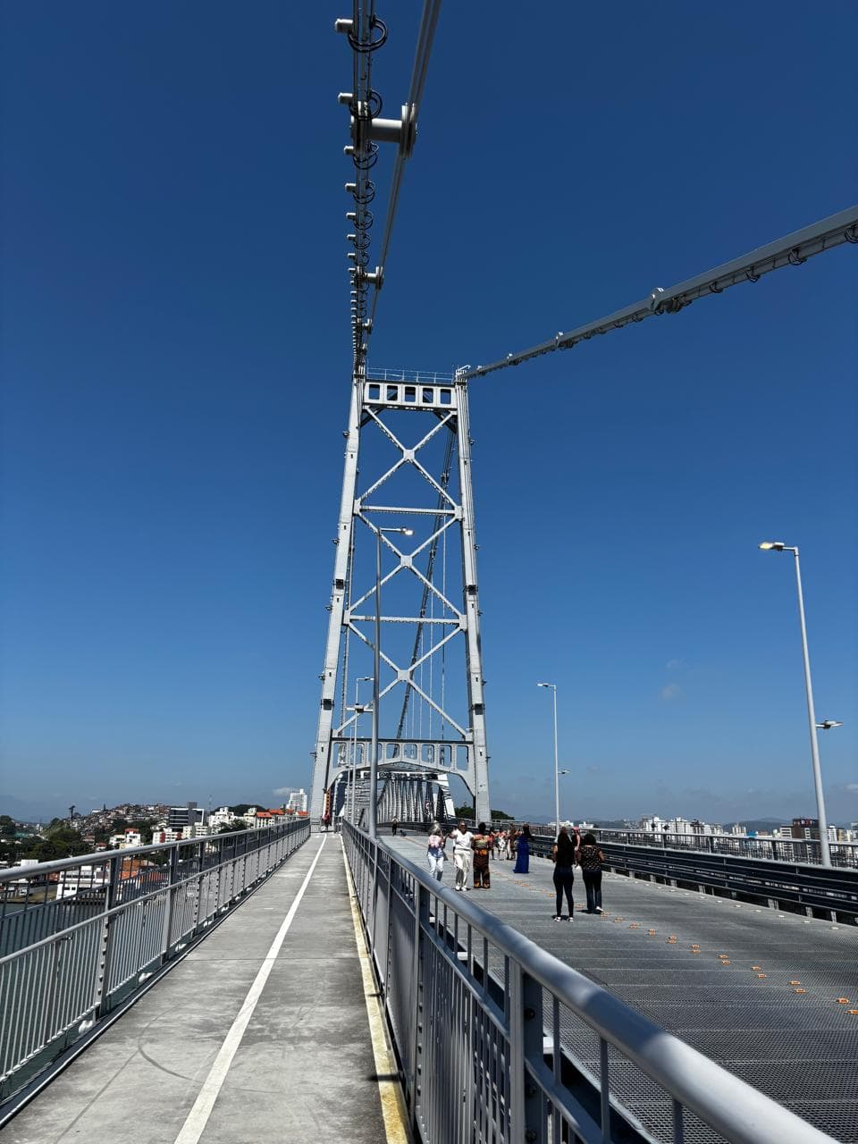 Ponte Hercílio Luz: 100 anos conectando Florianópolis e simbolizando a história de Santa Catarina (Foto por Reprodução/Internet)