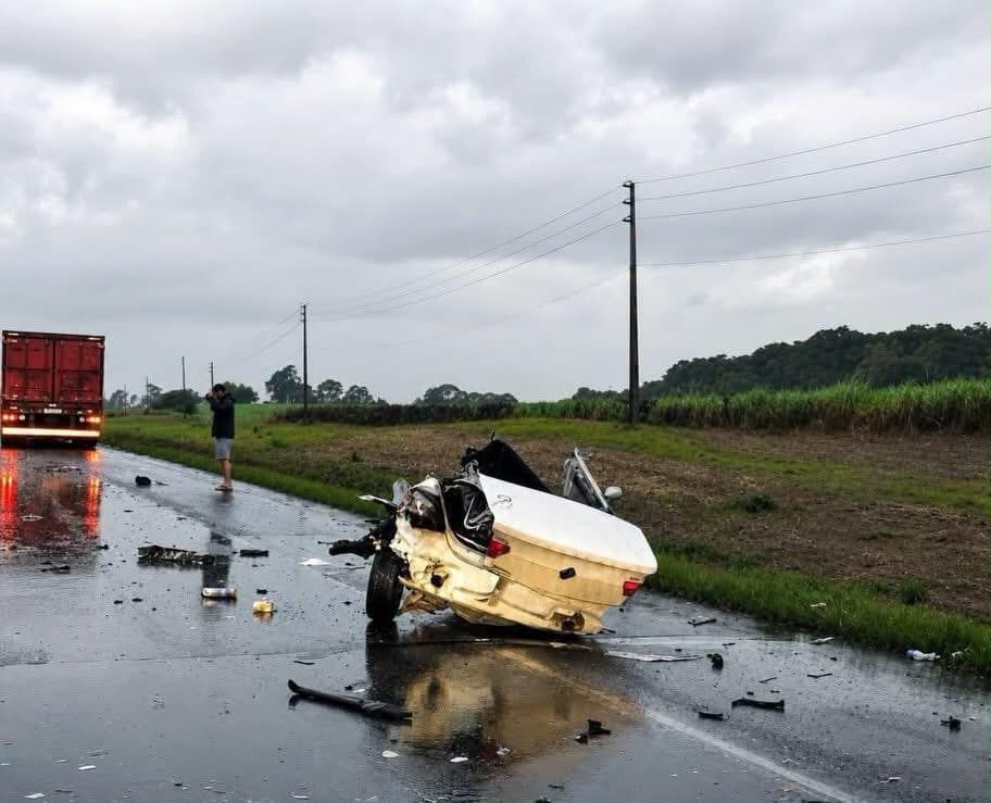 Cinco pessoas morrem em colisão frontal entre carro e caminhão em Campos Novos