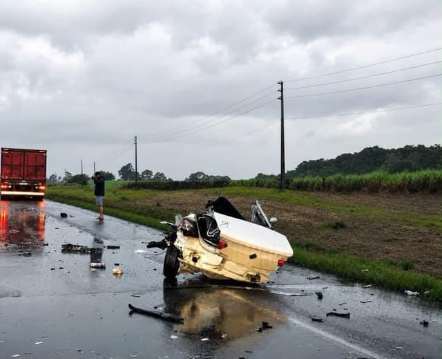 Cinco pessoas morrem em colisão frontal entre carro e caminhão em Campos Novos