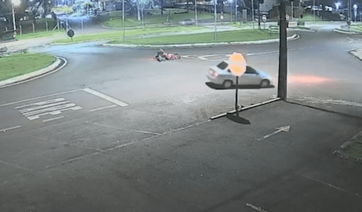 Motociclista cai antes de colidir em Fusca