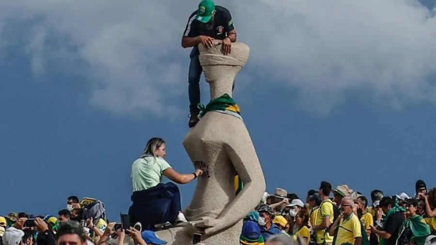 Defesa de mulher que escreveu frase em estátua do STF pede nova análise da pena