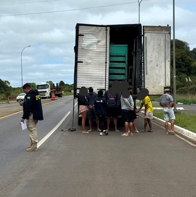 Seis passageiros amontoados em baú, pneus carecas e um procurado