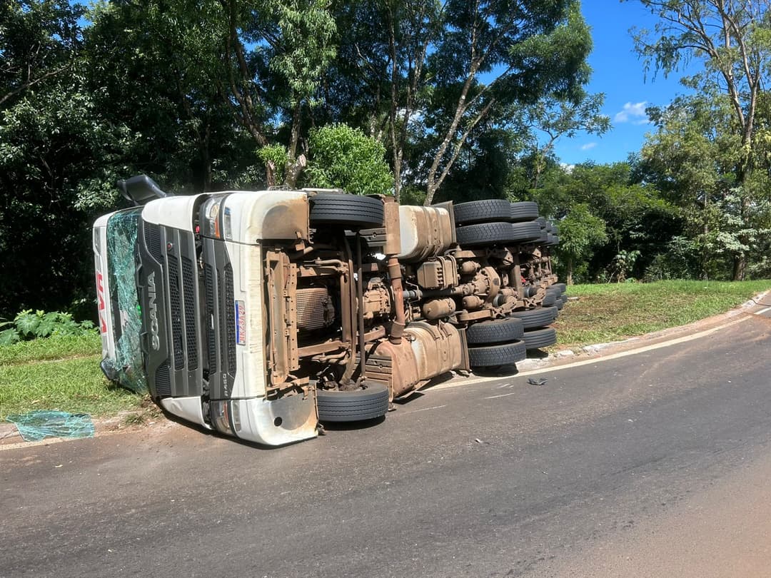 Carreta carregada com leite tomba no trevo principal de Pinhalzinho