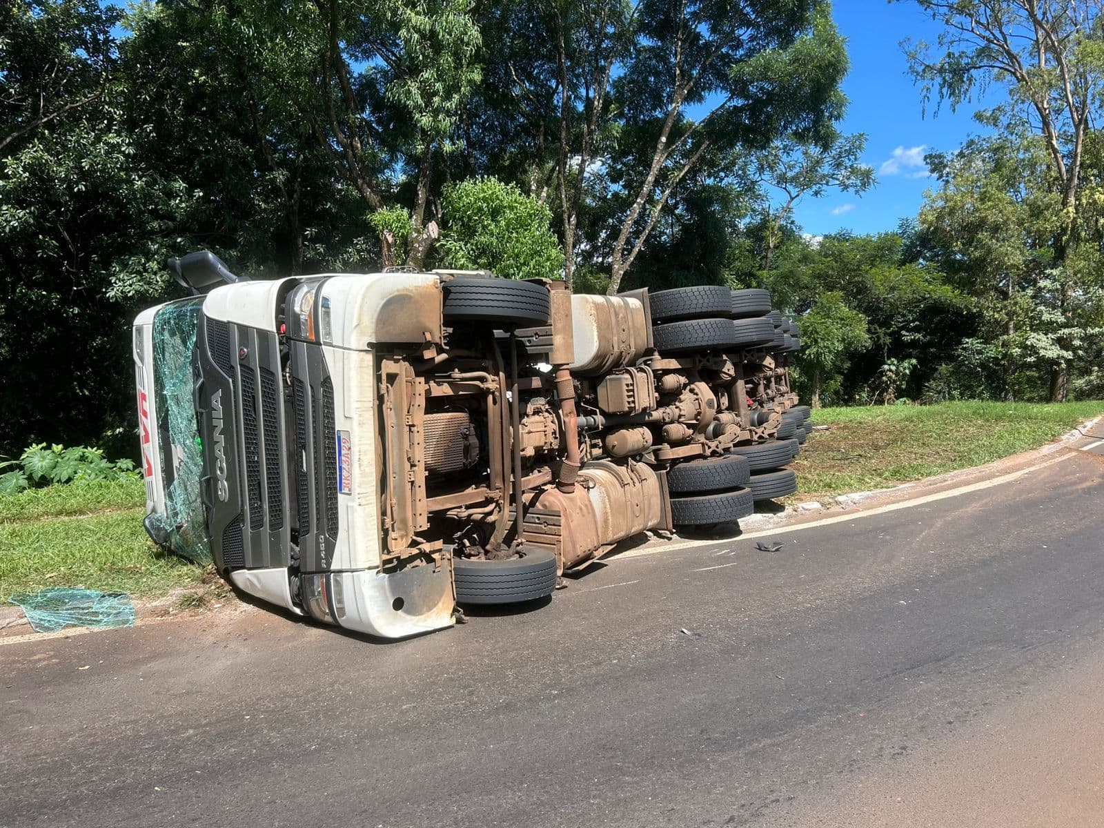 Carreta tomba na BR-282 em Pinhalzinho (Foto por Gilmar Bortese)
