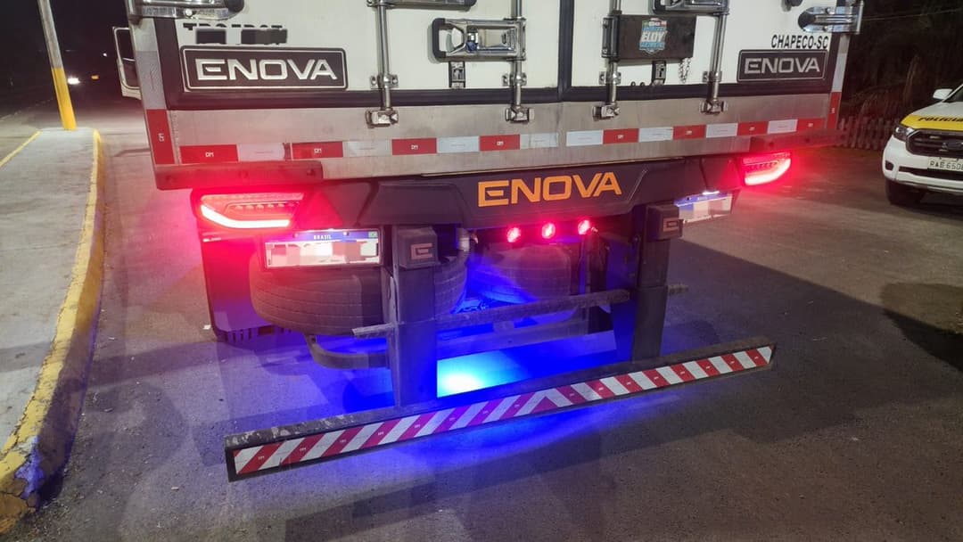 PMRv alerta para infração com fitas de LED em caminhões