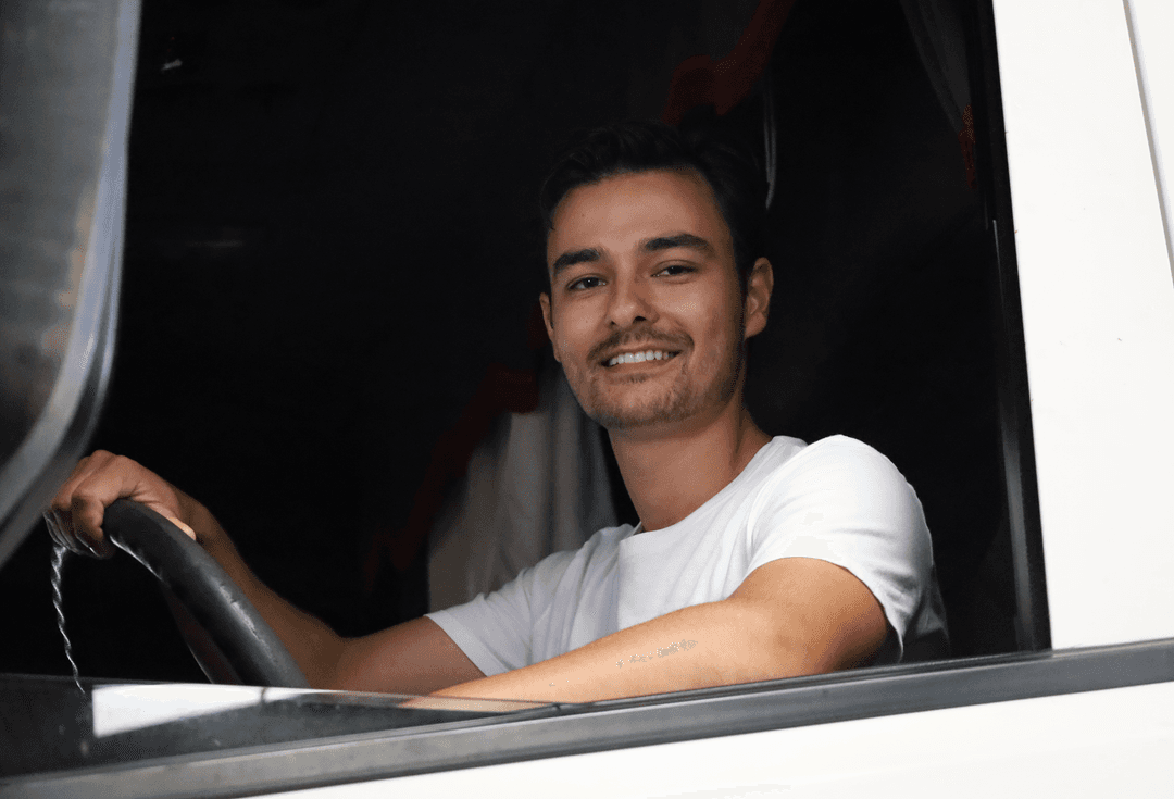 Jovem caminhoneiro elogia respeito de empresa pinhalense