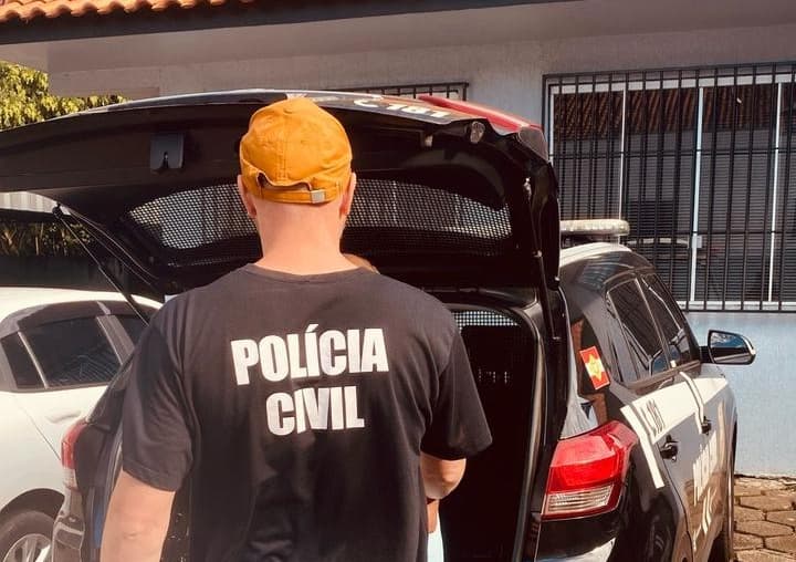 Agentes cumpriram o mandado de prisão (por Polícia Civil)