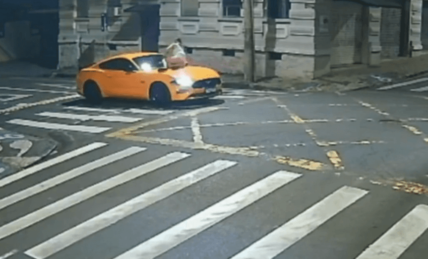 Ex é carregada no capô de Mustang