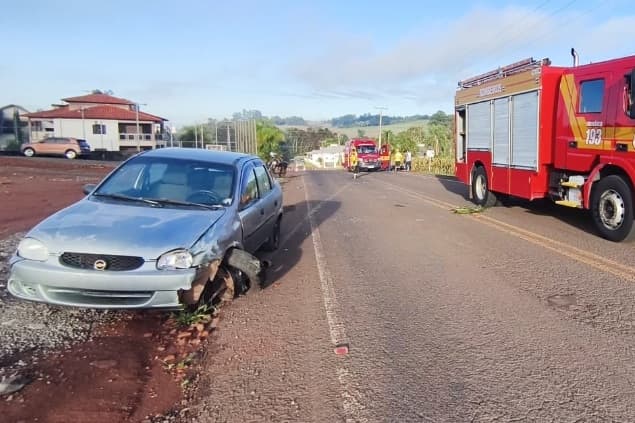 Automóvel danificado em Maravilha (Foto por Corpo de Bombeiros)