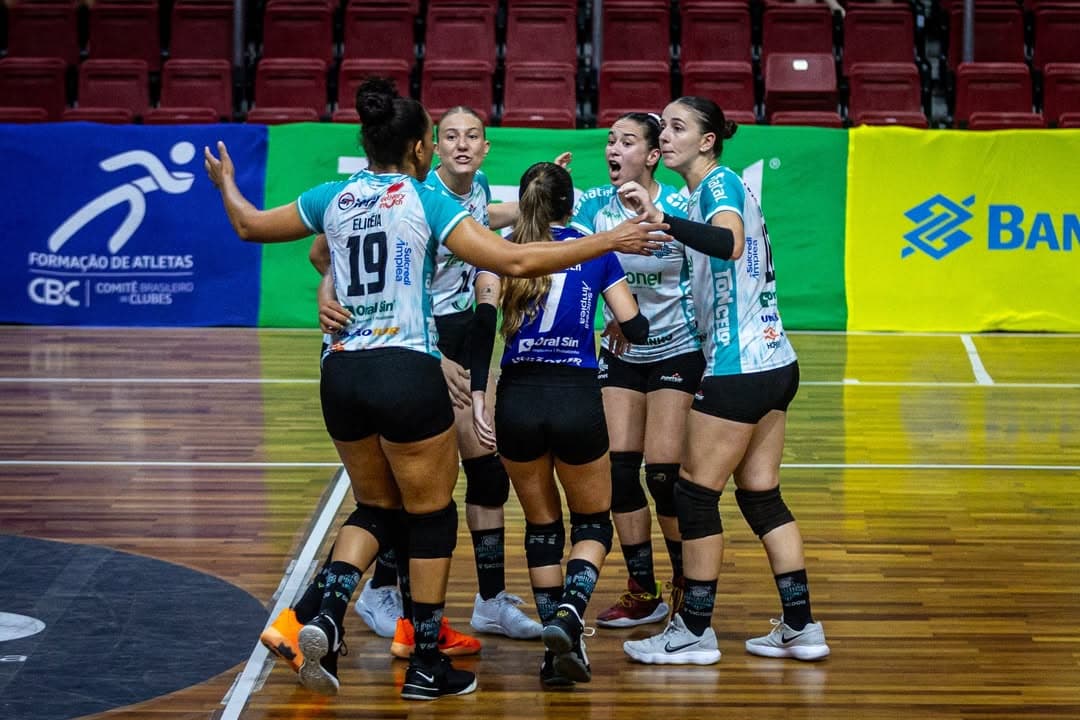 Pinhalense/Zagonel joga diante da torcida pela Superliga B