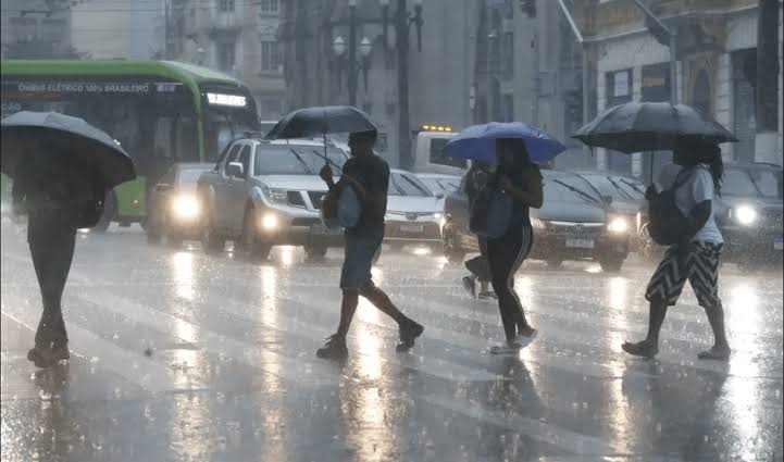 Sistema meteorológico deve intensificar as instabilidades no fim de semana, com risco de alagamentos, enxurradas e novas cheias em diferentes regiões do Sul do Brasil (Foto por Divulgação)