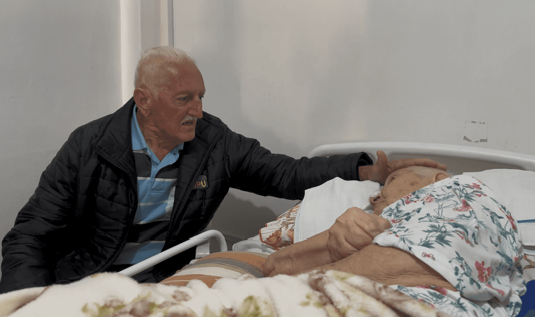 Aos 89 anos, marido dedica os dias à esposa acamada
