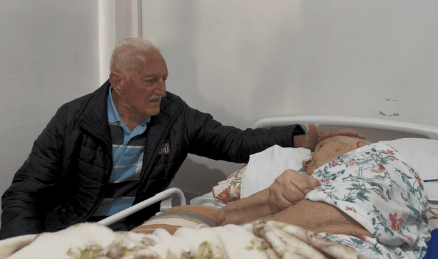Aos 89 anos, marido dedica os dias à esposa acamada
