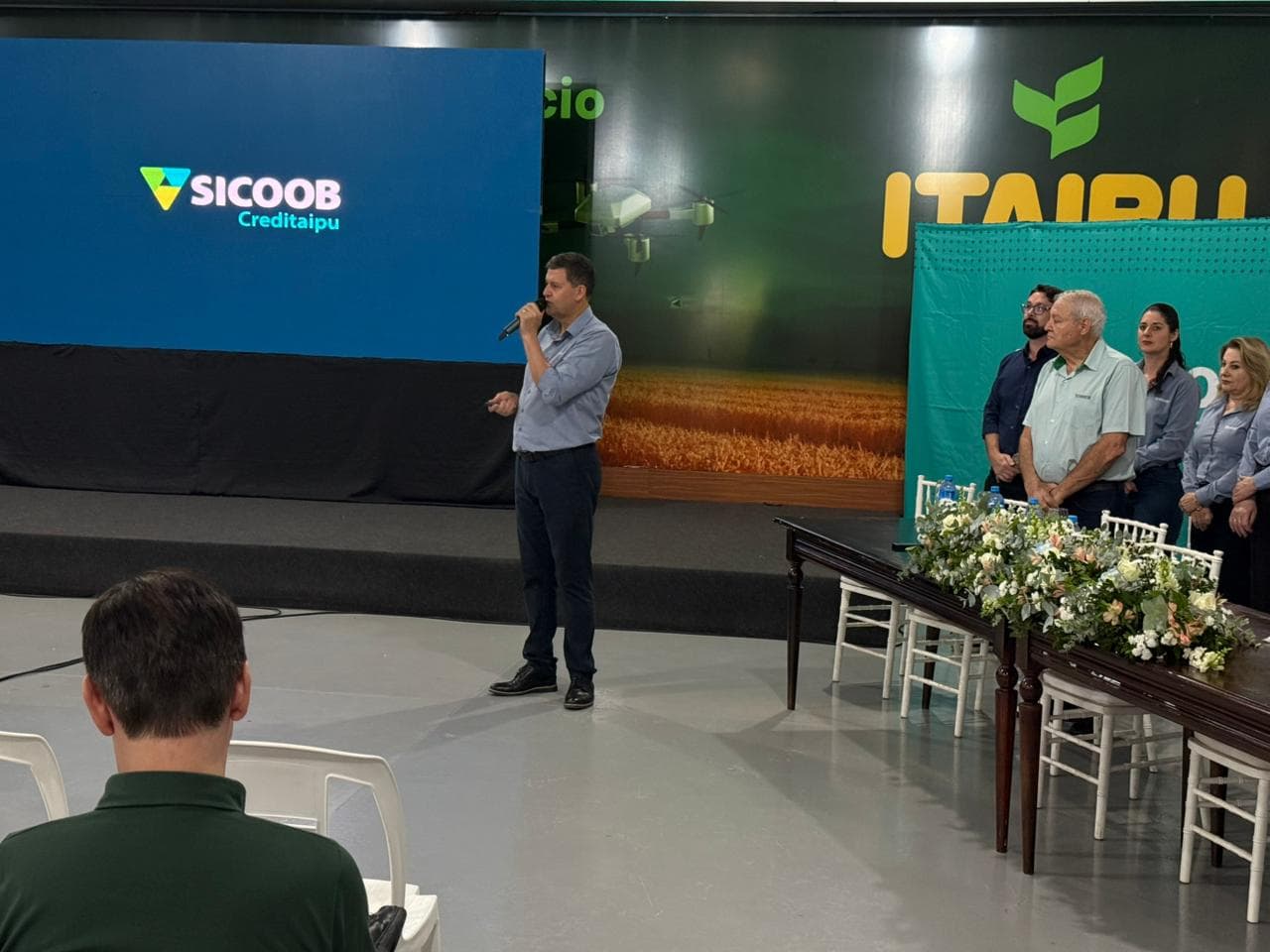 Presidente Carlos destaca crescimento da cooperativa, superação de desafios e valorização dos associados com a distribuição das sobras (Foto por Gilmar Bortese)