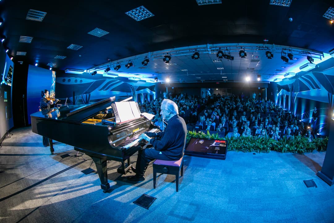João Carlos Martins compartilha trajetória e reflexões sobre a carreira em encontro na FIESC