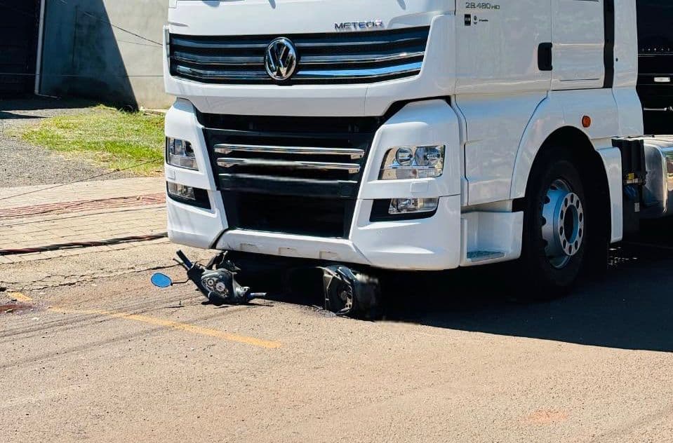 Veículo sem controle atinge moto, mas caminhoneiro consegue pará-lo
