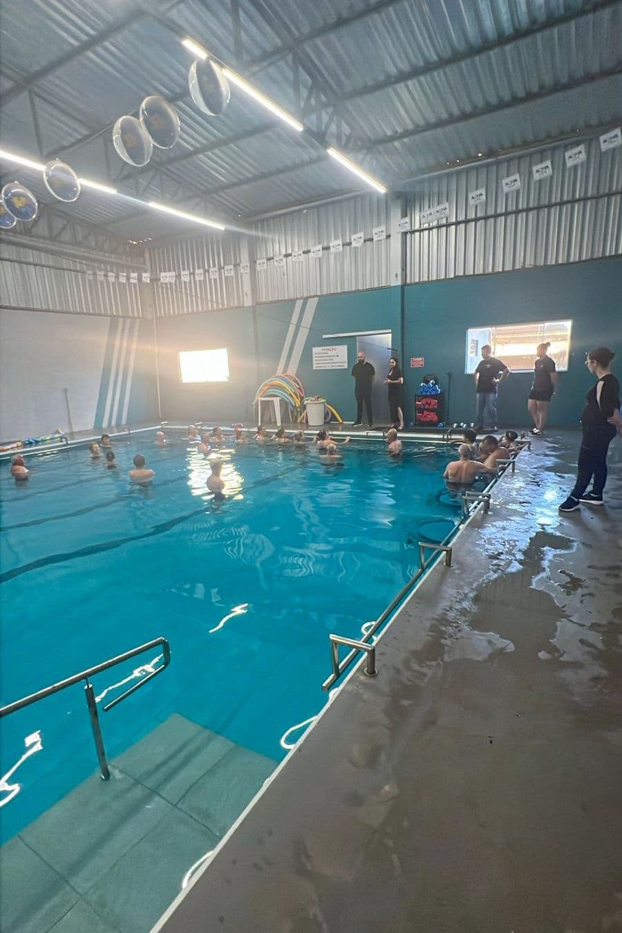 Idosos fazem as aulas de hidroginástica em Pinhalzinho (Foto por Ascom)