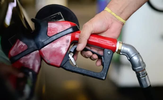 Consumidor sentirá aumento menor na gasolina após medida do governo (Foto por Divulgação)