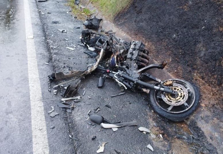 VÍDEO: Moto pega fogo e motociclista fica em estado grave