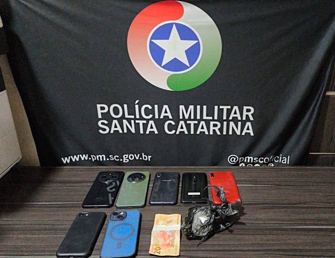 PM apreende sete celulares além de 50 gramas de cocaína