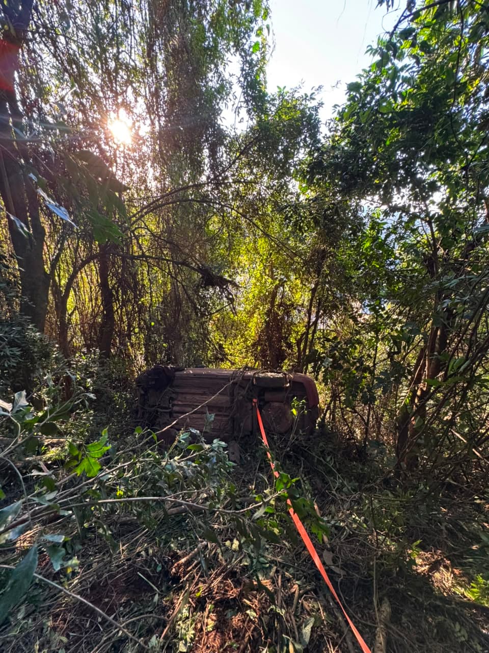 Mãe e filho são resgatados após carro capotar na SC-283