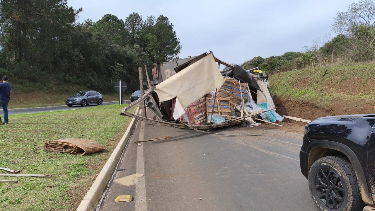 Carreta ficou tomabada sobre a pista (Foto por CBM)