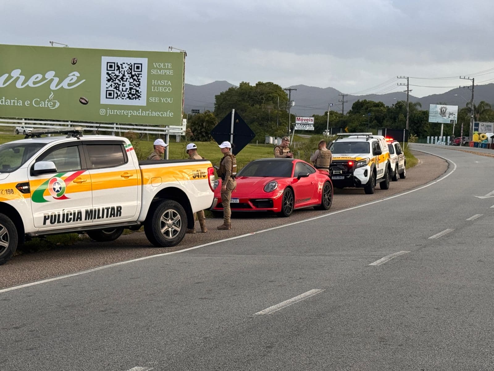 Automóvel de luxo foi recuperado (Foto por Polícia Militar Rodoviária)