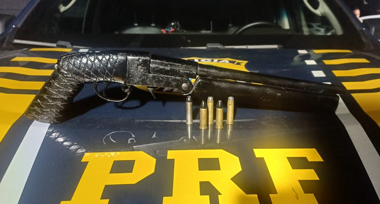 Arma foi apreendida pela polícia (Foto por PRF)