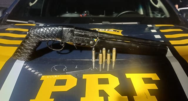 Fuga pela contramão termina com apreensão de arma e prisão de estrangeiro em Chapecó