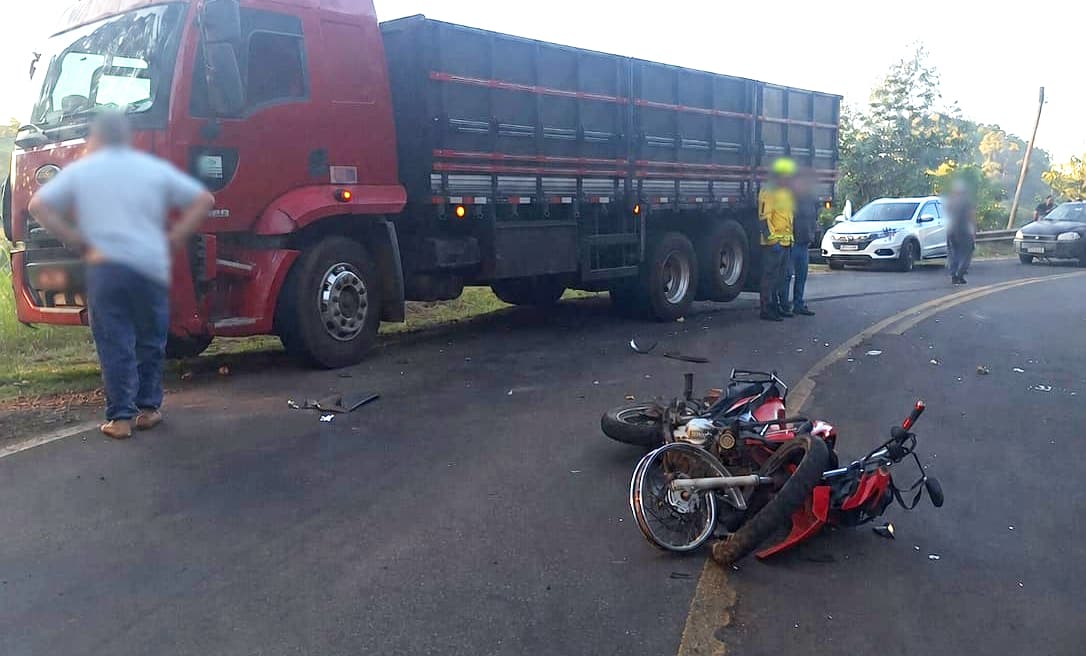 Moto ficou totalmente danificada (Foto por Corpo de Bombeiros)